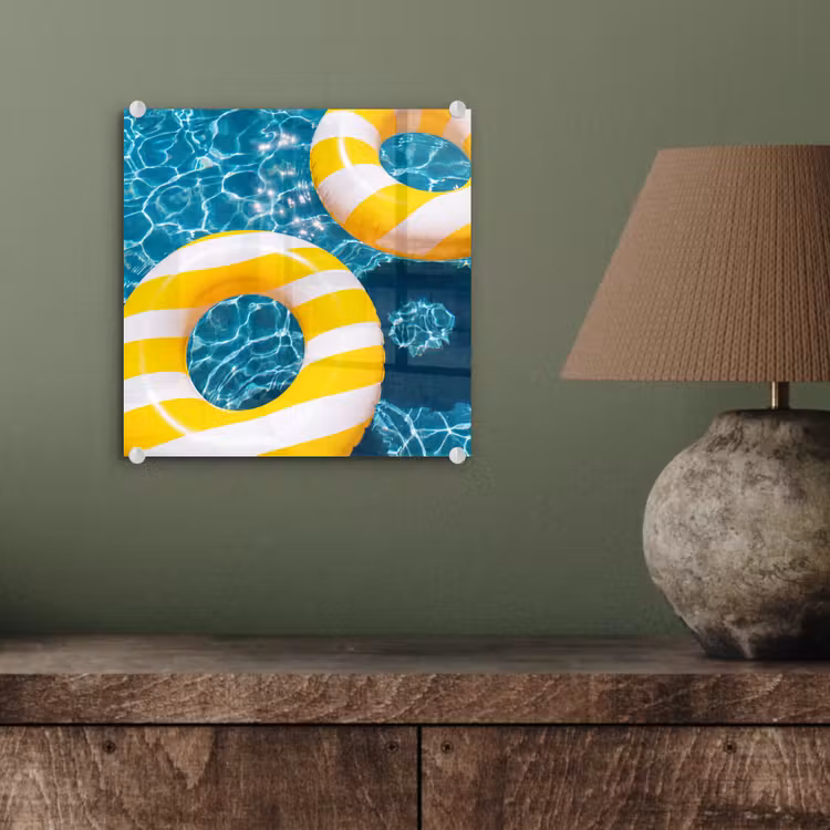 Glasbild - Schwimmbad – Schwimmringe – Sommer – Gelb – Blau - Zwembad - Zwembanden - Zomer - Geel - Blauw plexiglas 5mm klein