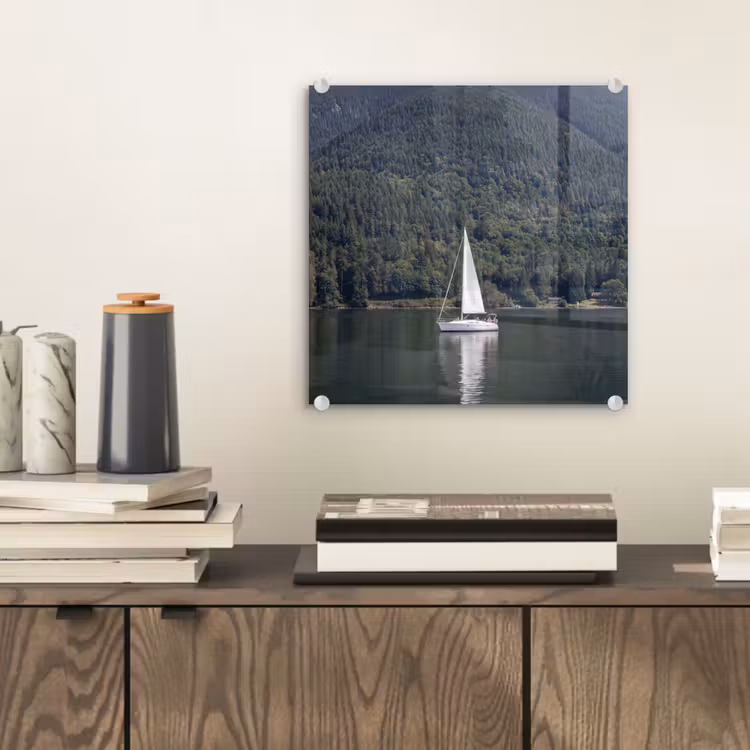 Glasbild - Segelboot – Wasser – Berge – Natur – Grün - Zeilboot - Water - Bergen - Natuur - Groen plexiglas 5mm klein