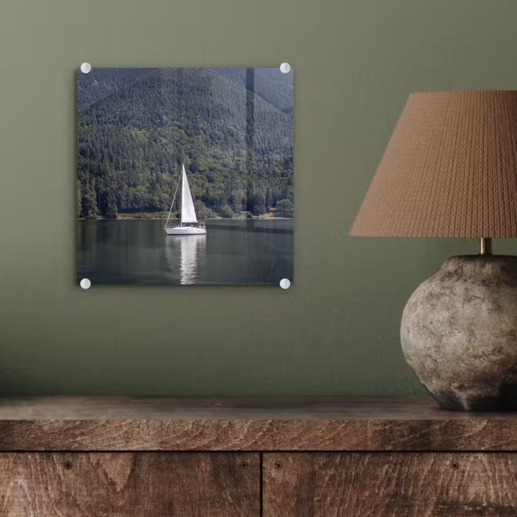 Glasbild - Segelboot – Wasser – Berge – Natur – Grün - Zeilboot - Water - Bergen - Natuur - Groen plexiglas 5mm klein
