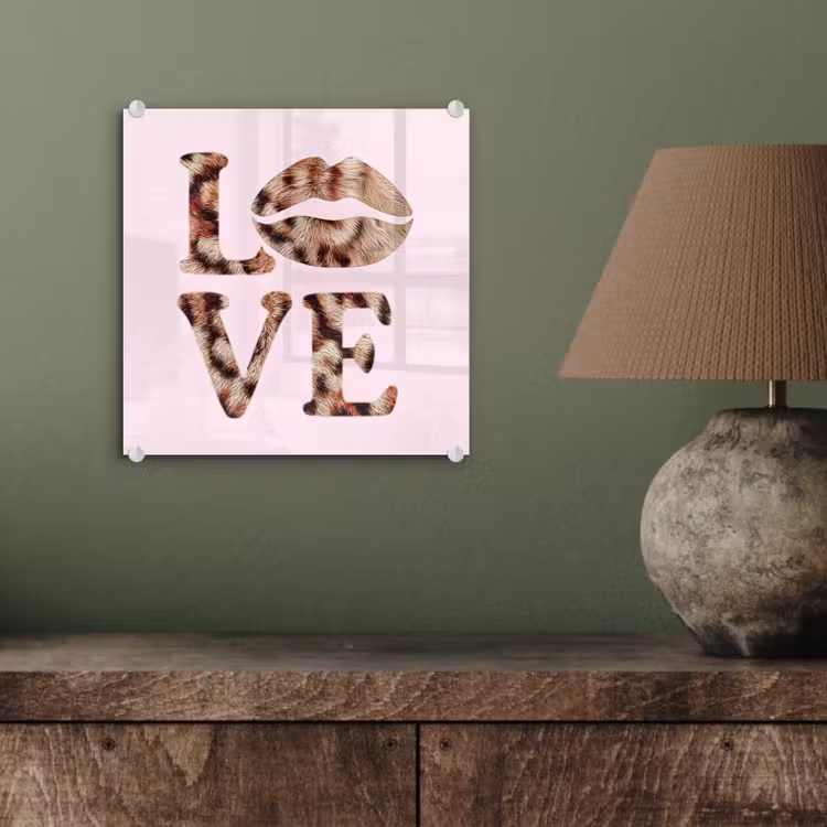 Tekst - Love - Pantervacht - Lichtroze plexiglas 5mm klein -sfeer3