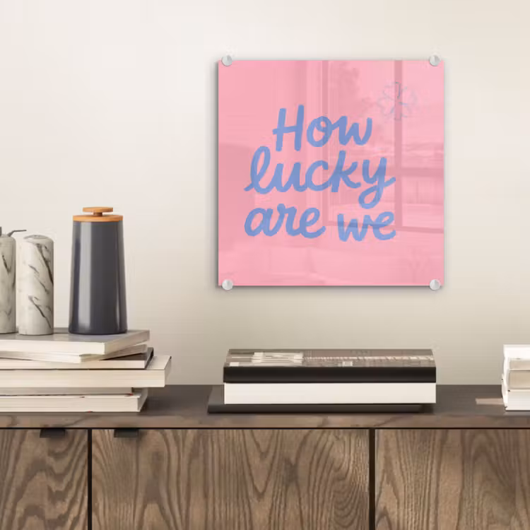 How lucky are we - Klavervier - Roze - Blauw plexiglas 5mm klein -sfeer1