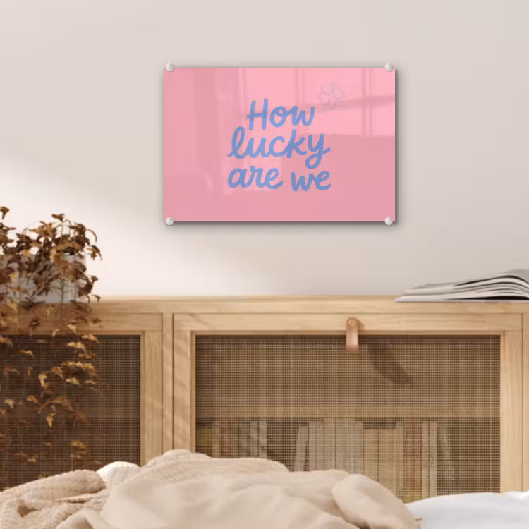 How lucky are we - Klavervier - Roze - Blauw plexiglas 5mm klein -sfeer3