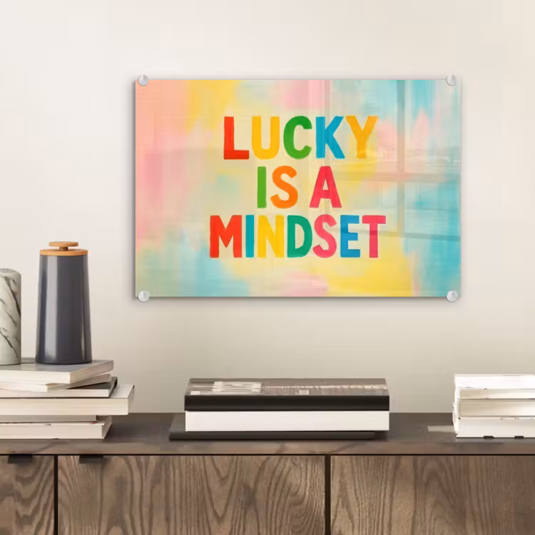 Quote - Lucky - Regenboogkleuren plexiglas 5mm klein -sfeer1