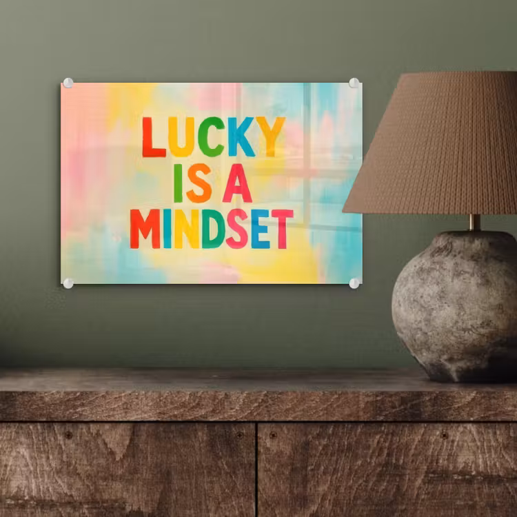 Quote - Lucky - Regenboogkleuren plexiglas 5mm klein -sfeer3