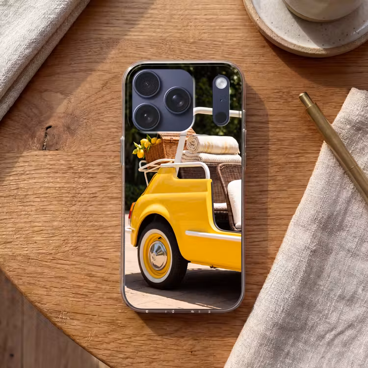 Auto - Picknick - Zomer - Geel Telefoonhoesje iPhone 17 Pro klein -sfeer1