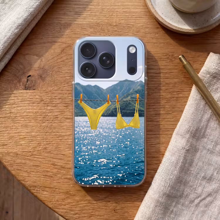 Badmode - Bikini - Zee - Bergen - Geel Telefoonhoesje iPhone 17 Pro klein -sfeer1