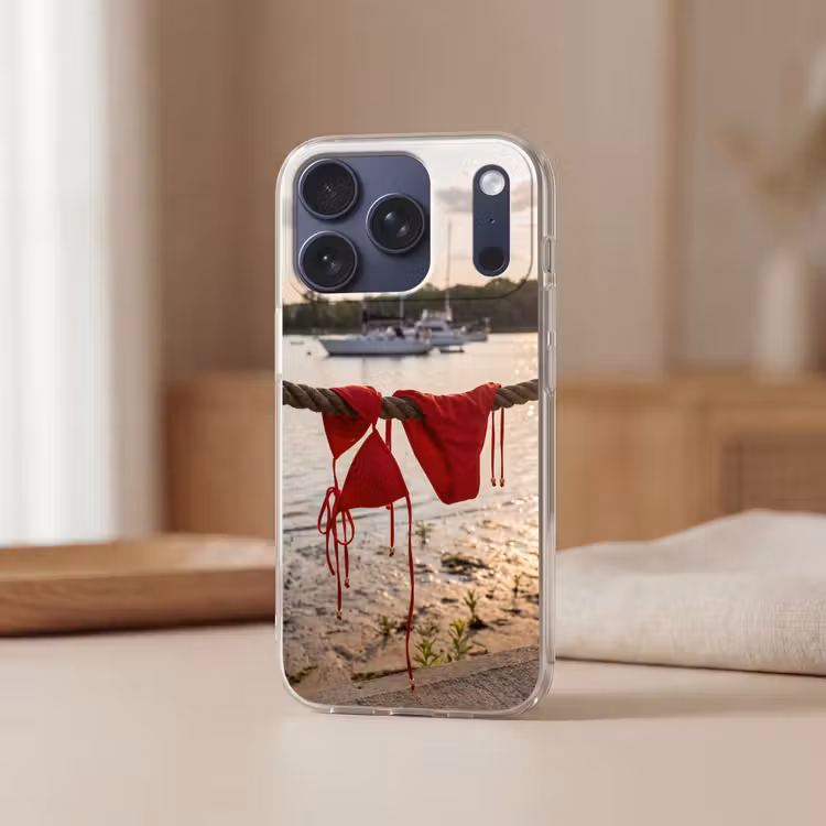 Badkleding - Rood - Zomer - Water - Zonsondergang Telefoonhoesje iPhone 17 Pro klein -sfeer2