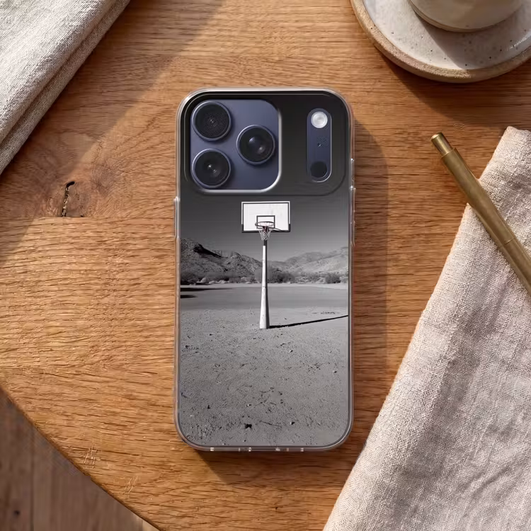 Basketbalpaal - Landschap - Zand - Wit Telefoonhoesje iPhone 17 Pro klein -sfeer1