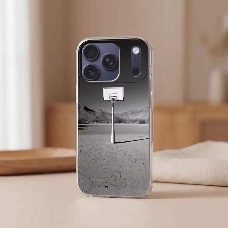 Basketbalpaal - Landschap - Zand - Wit Telefoonhoesje iPhone 17 Pro klein -sfeer2