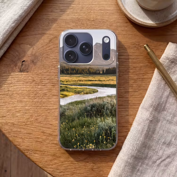 Berglandschap - Rivier - Bos Telefoonhoesje iPhone 17 Pro klein -sfeer1