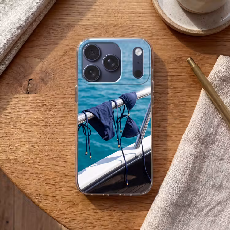 Bikini - Reling - Zee - Zomer - Blauw Telefoonhoesje iPhone 17 Pro klein -sfeer1