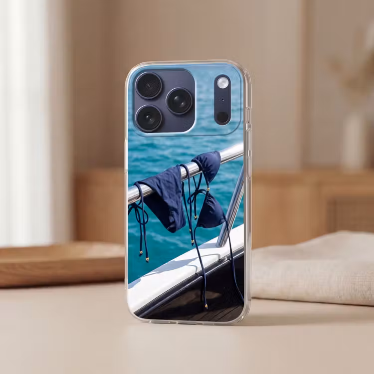 Bikini - Reling - Zee - Zomer - Blauw Telefoonhoesje iPhone 17 Pro klein -sfeer2