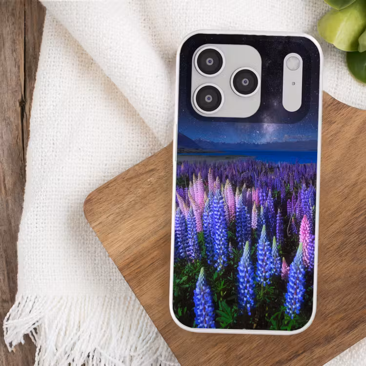 Bloemen - Nacht - Lupine - Sterrenhemel - Paars - Natuur Telefoonhoesje iPhone 17 Pro klein -sfeer1