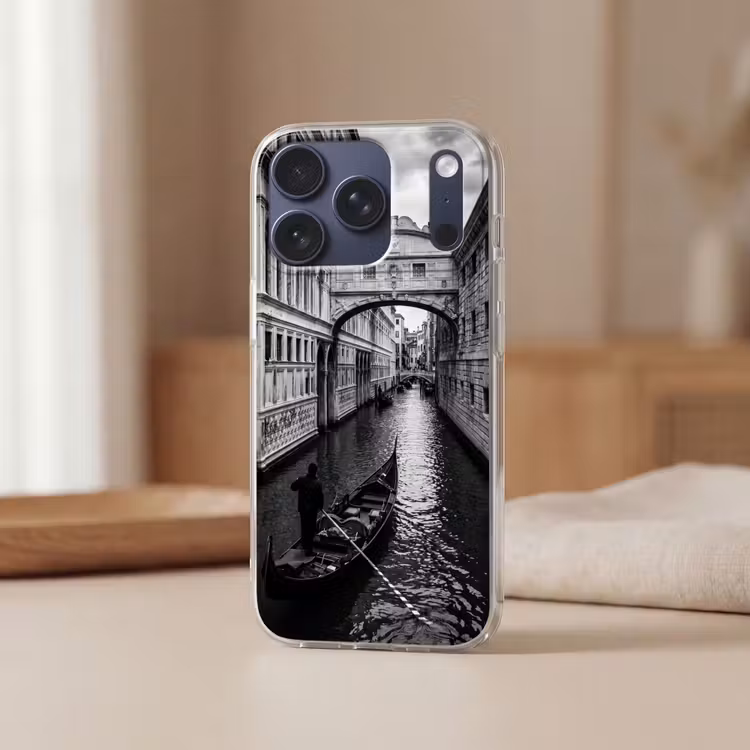 Boot - Waterweg - Stad - Zwart-wit - Architectuur Telefoonhoesje iPhone 17 Pro klein -sfeer2