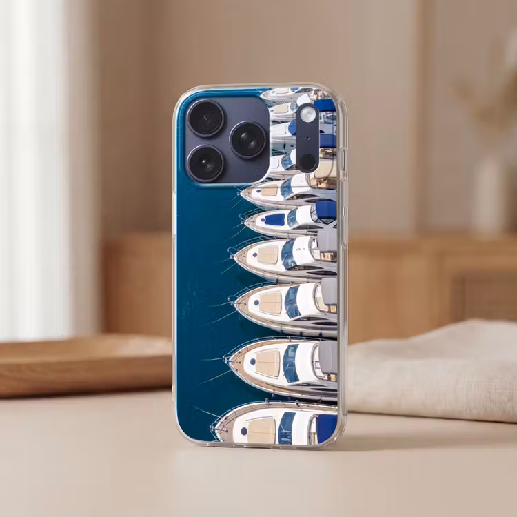 Boot - Jachthaven - Water - Zomer - Blauw Telefoonhoesje iPhone 17 Pro klein -sfeer2