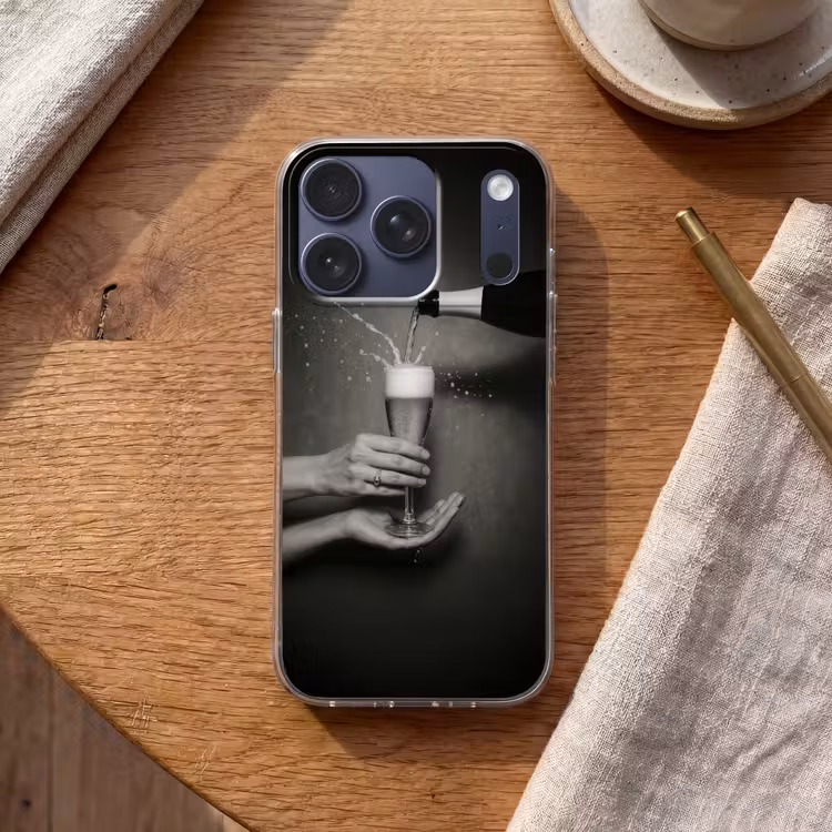 Champagnefles - Glas - Minimalistisch - Spetters Telefoonhoesje iPhone 17 Pro klein -sfeer1