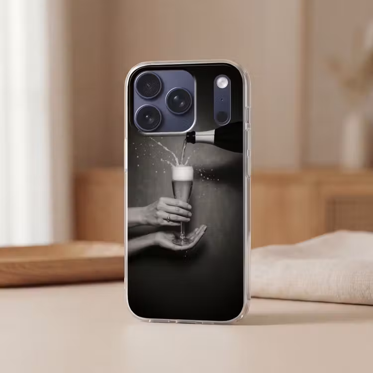Champagnefles - Glas - Minimalistisch - Spetters Telefoonhoesje iPhone 17 Pro klein -sfeer2