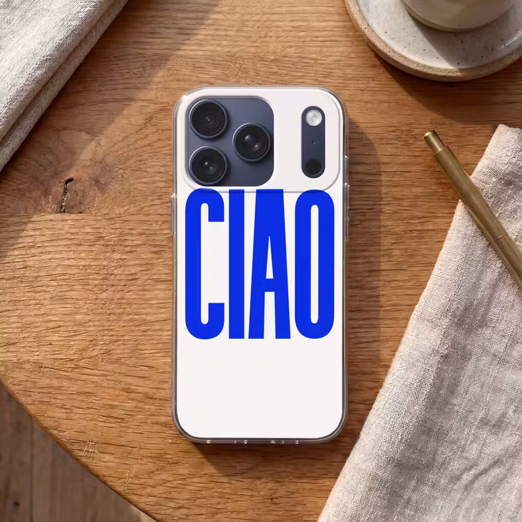 Ciao - Hoofdletters - Blauw - Minimalistisch Telefoonhoesje iPhone 17 Pro klein -sfeer1