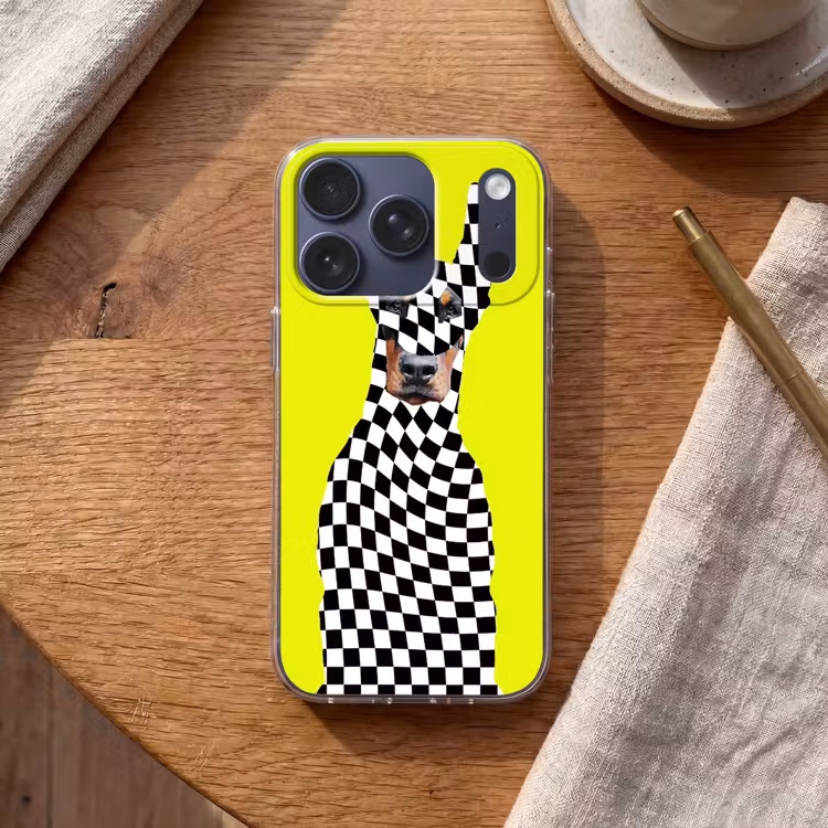 Dobermann - Geblokt - Geel Telefoonhoesje iPhone 17 Pro klein -sfeer1
