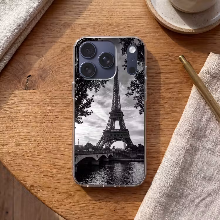 Eiffeltoren - Parijs - Rivier - Architectuur - Zwart-wit Telefoonhoesje iPhone 17 Pro klein -sfeer1