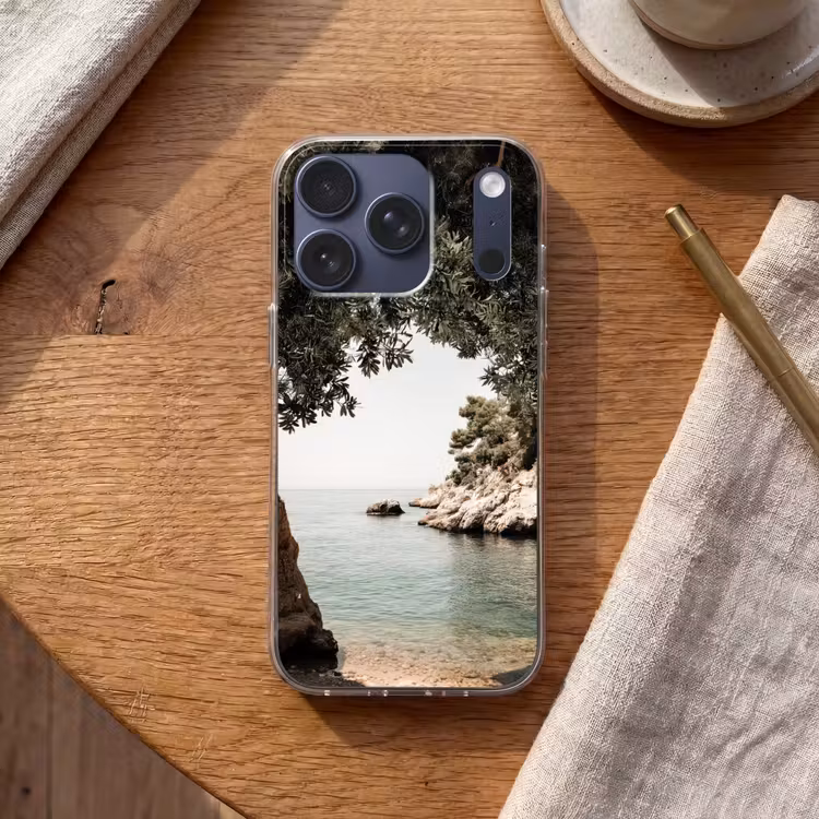 Rotsen - Zee - Boom - Groen Telefoonhoesje iPhone 17 Pro klein -sfeer1