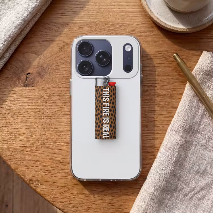 Aansteker - Quote - Panterprint Telefoonhoesje iPhone 17 Pro klein -sfeer1