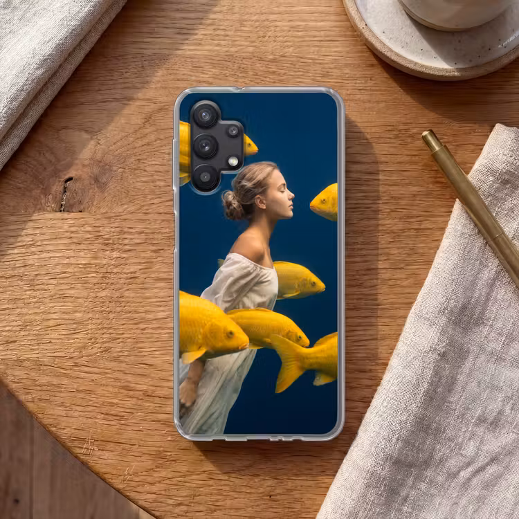 Vrouw - Vis - Water - Natuur - Geel Telefoonhoesje Samsung Galaxy A32 5G klein -sfeer1
