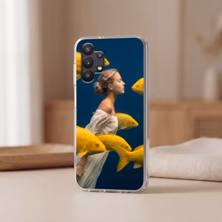 Vrouw - Vis - Water - Natuur - Geel Telefoonhoesje Samsung Galaxy A32 5G klein -sfeer2