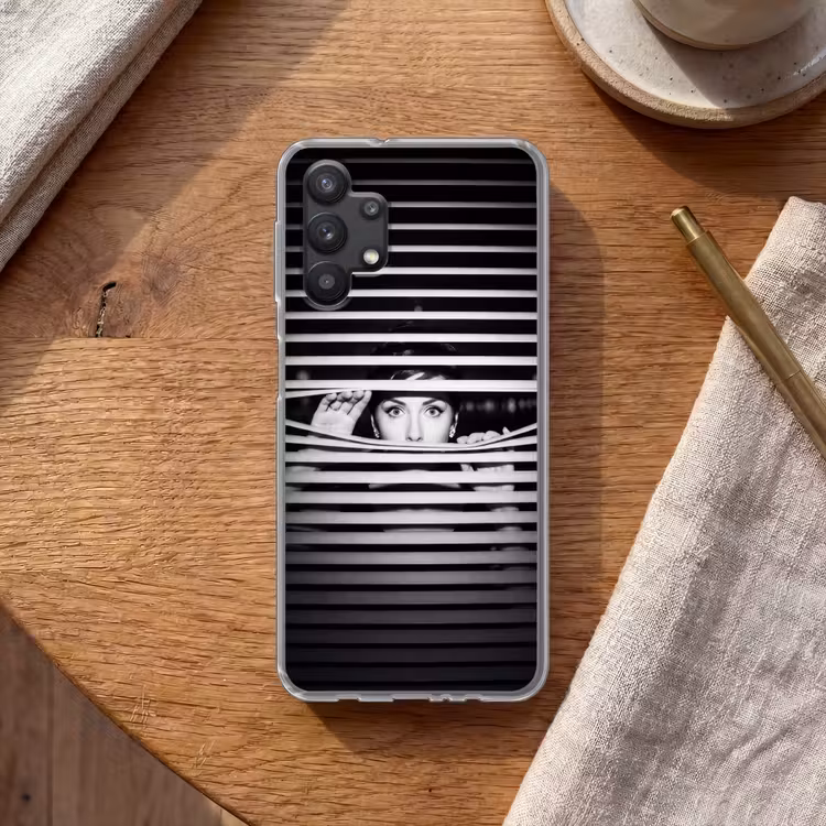 Vrouw - Jaloezieën - Portret - Zwart-wit Telefoonhoesje Samsung Galaxy A32 5G klein -sfeer1
