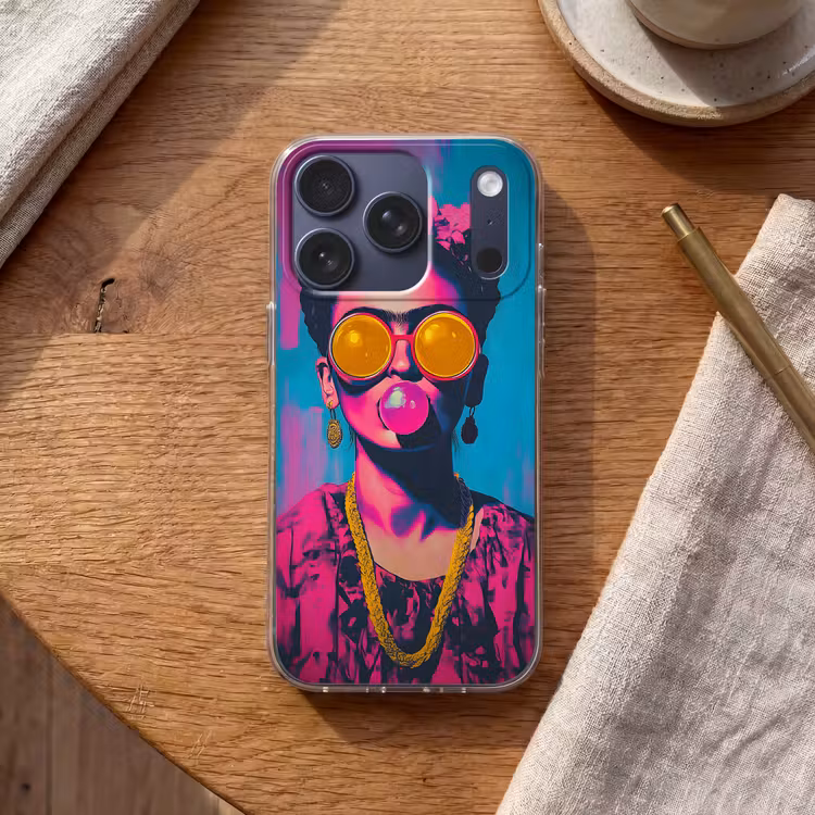 Vrouw - Kauwgom - Zonnebril - Oranje Telefoonhoesje iPhone 17 Pro klein -sfeer1