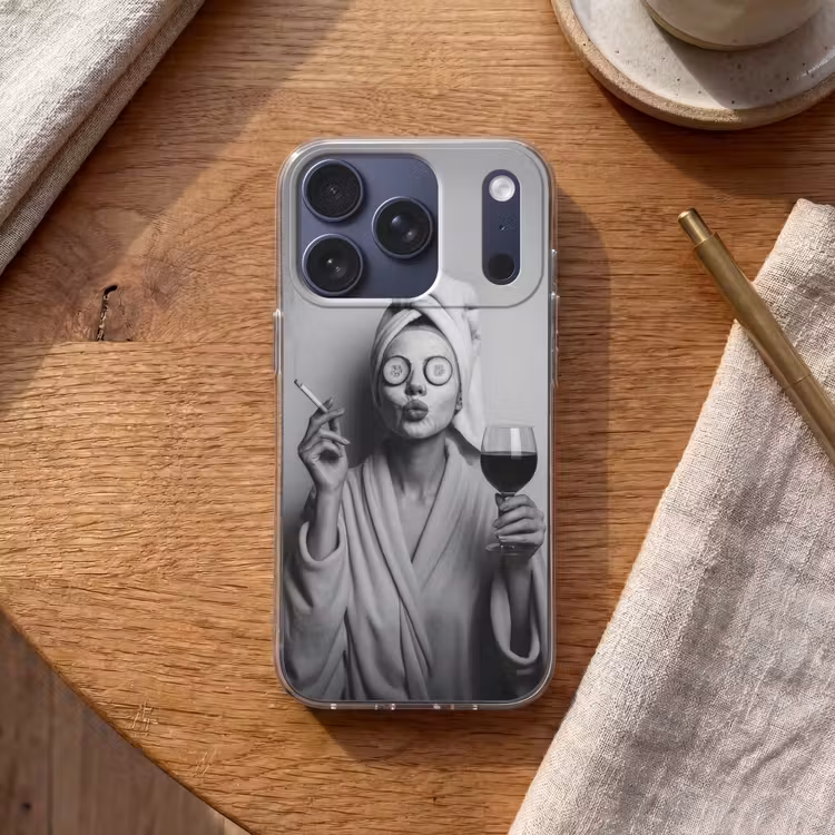 Vrouw - Masker - Wijn - Sigaret Telefoonhoesje iPhone 17 Pro klein -sfeer1
