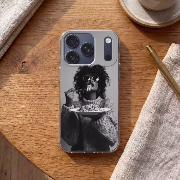 Vrouw - Pasta - Zwart - Wit Telefoonhoesje iPhone 17 Pro klein -sfeer1