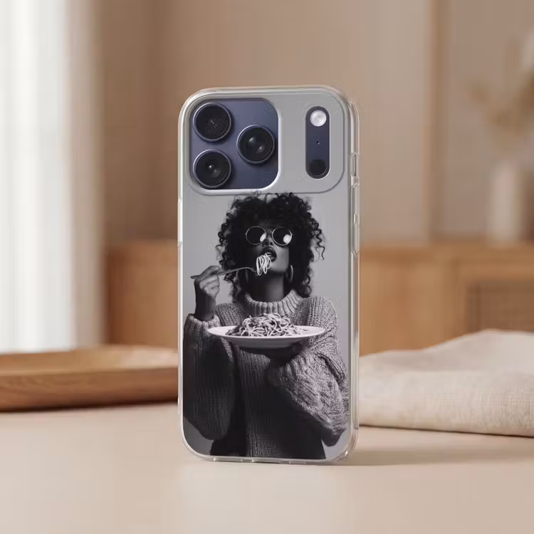 Vrouw - Pasta - Zwart - Wit Telefoonhoesje iPhone 17 Pro klein -sfeer2