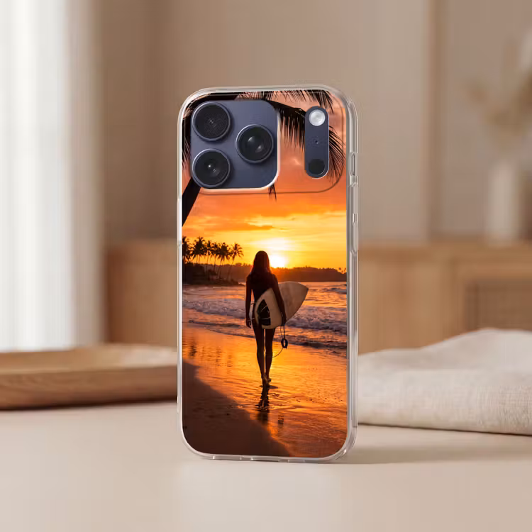 Vrouw - Surfplank - Strand - Zonsondergang - Oranje Telefoonhoesje iPhone 17 Pro klein -sfeer2
