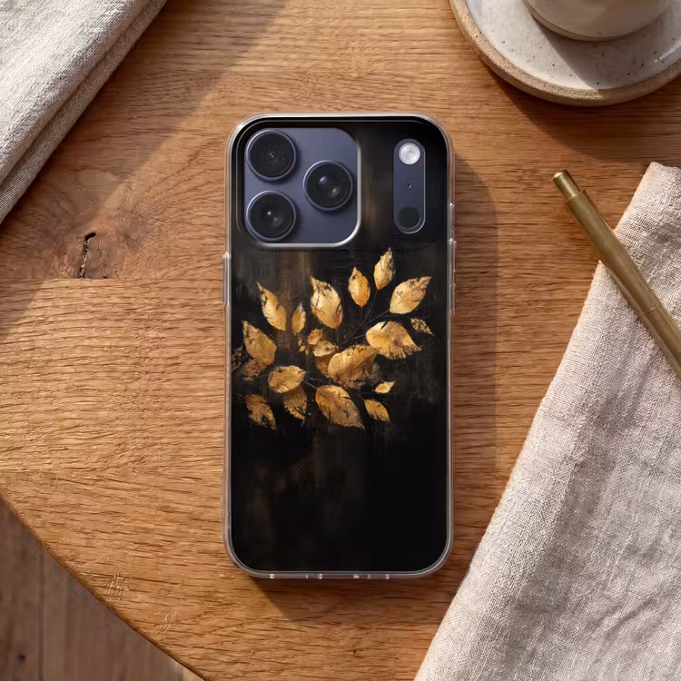 Gouden Bladeren op Donkere Achtergrond Telefoonhoesje iPhone 17 Pro klein -sfeer1