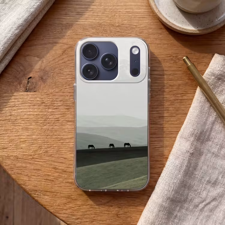 Grijs - Berg - Paarden Telefoonhoesje iPhone 17 Pro klein -sfeer1