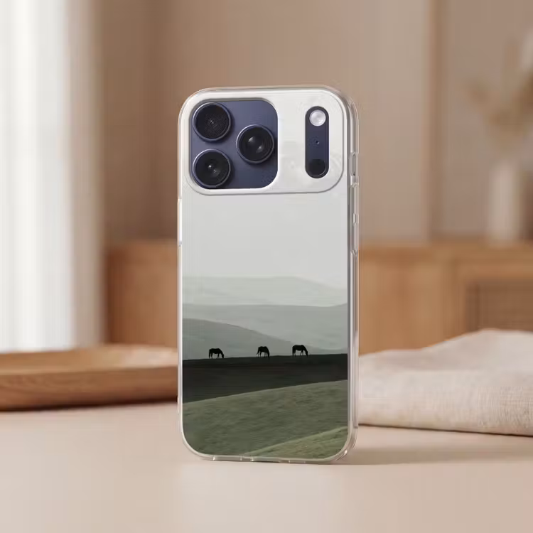 Grijs - Berg - Paarden Telefoonhoesje iPhone 17 Pro klein -sfeer2