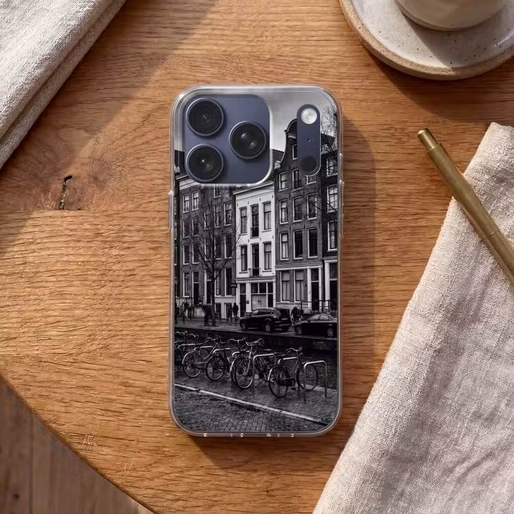 Huis - Gracht - Amsterdam - Architectuur - Zwart-wit Telefoonhoesje iPhone 17 Pro klein -sfeer1