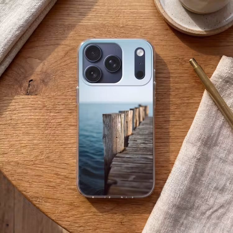 Houten steiger - Helderblauwe lucht Telefoonhoesje iPhone 17 Pro klein -sfeer1