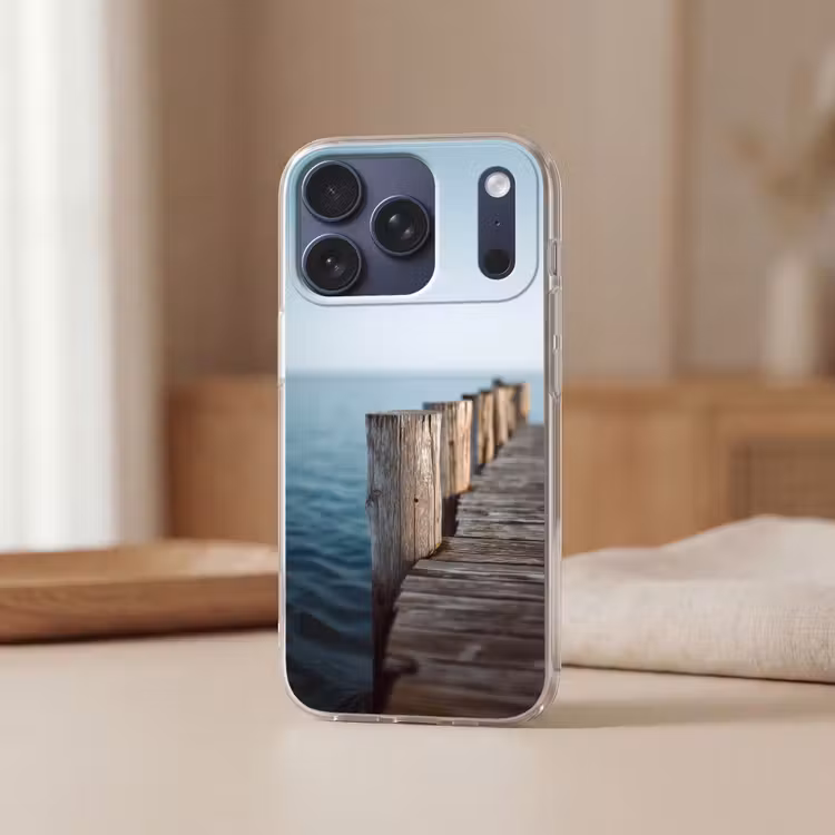 Houten steiger - Helderblauwe lucht Telefoonhoesje iPhone 17 Pro klein -sfeer2