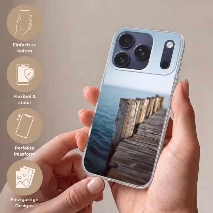 Houten steiger - Helderblauwe lucht Telefoonhoesje iPhone 17 Pro klein -sfeer3_DE