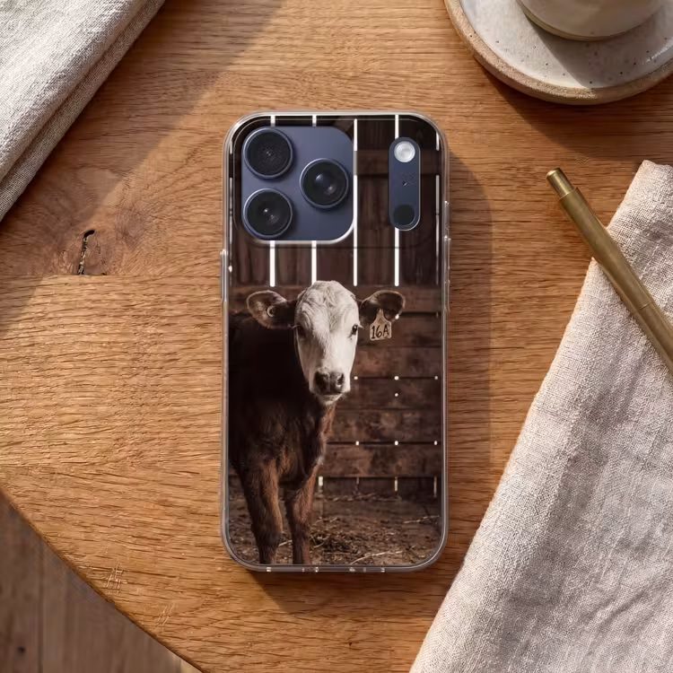 Kalf - Oormerk - Houten stal Telefoonhoesje iPhone 17 Pro klein -sfeer1