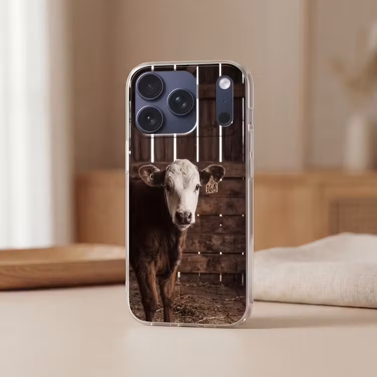 Kalf - Oormerk - Houten stal Telefoonhoesje iPhone 17 Pro klein -sfeer2