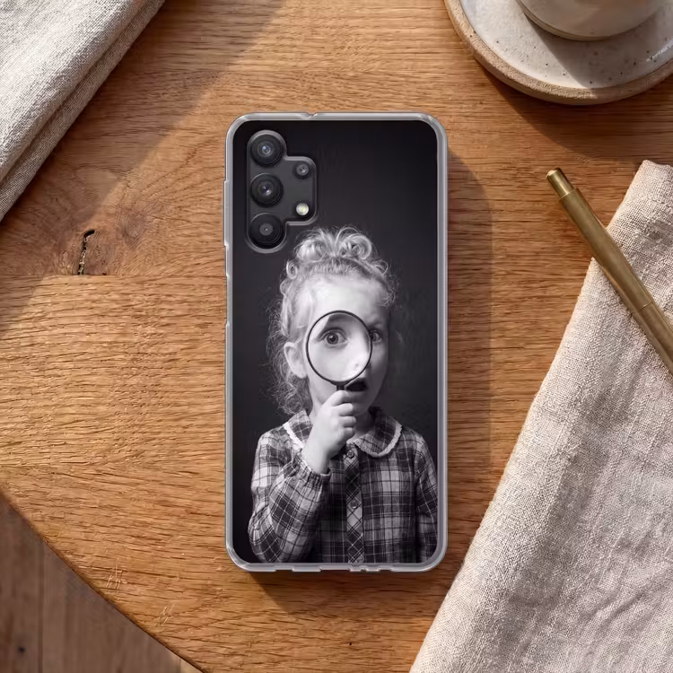Kind - Vergrootglas - Portret - Zwart-wit Telefoonhoesje Samsung Galaxy A32 5G klein -sfeer1