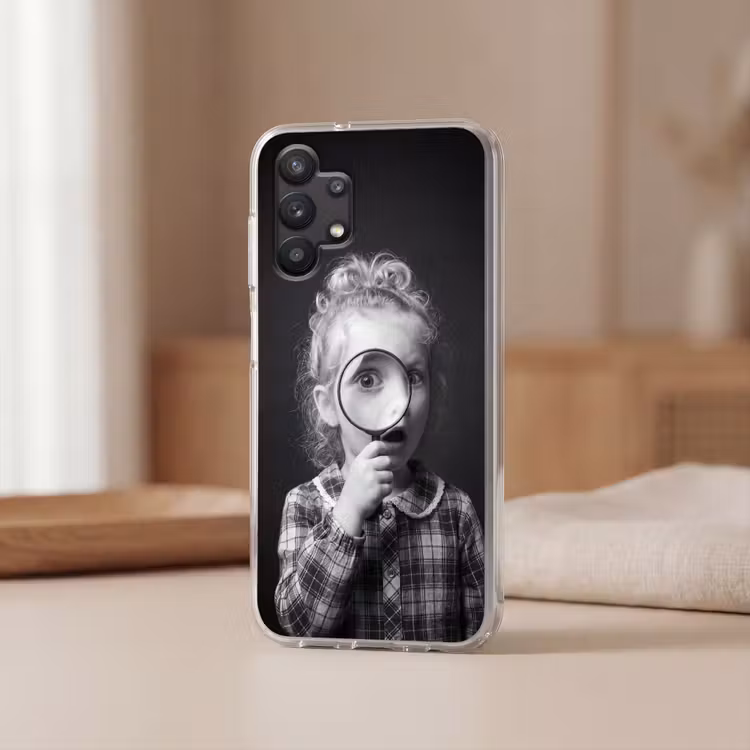 Kind - Vergrootglas - Portret - Zwart-wit Telefoonhoesje Samsung Galaxy A32 5G klein -sfeer2