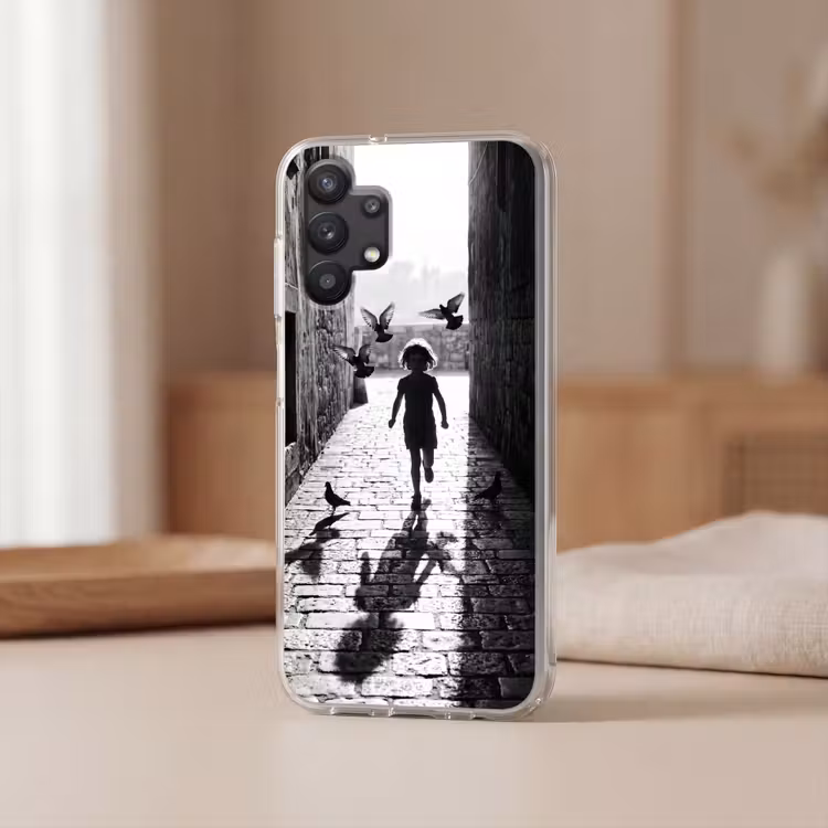 Kind - Vogel - Straat - Zwart-wit - Spelen Telefoonhoesje Samsung Galaxy A32 5G klein -sfeer2