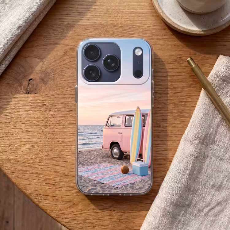 Busje - Strand - Surfplank - Zomer - Roze Telefoonhoesje iPhone 17 Pro klein -sfeer1