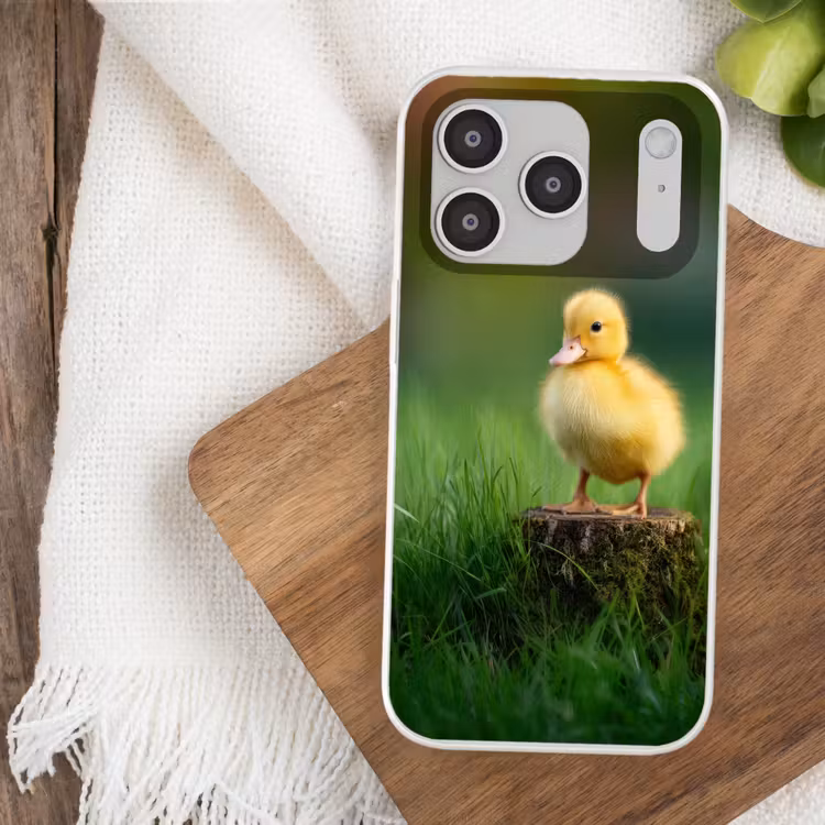 Kuiken - Eend - Geel - Gras Telefoonhoesje iPhone 17 Pro klein -sfeer1