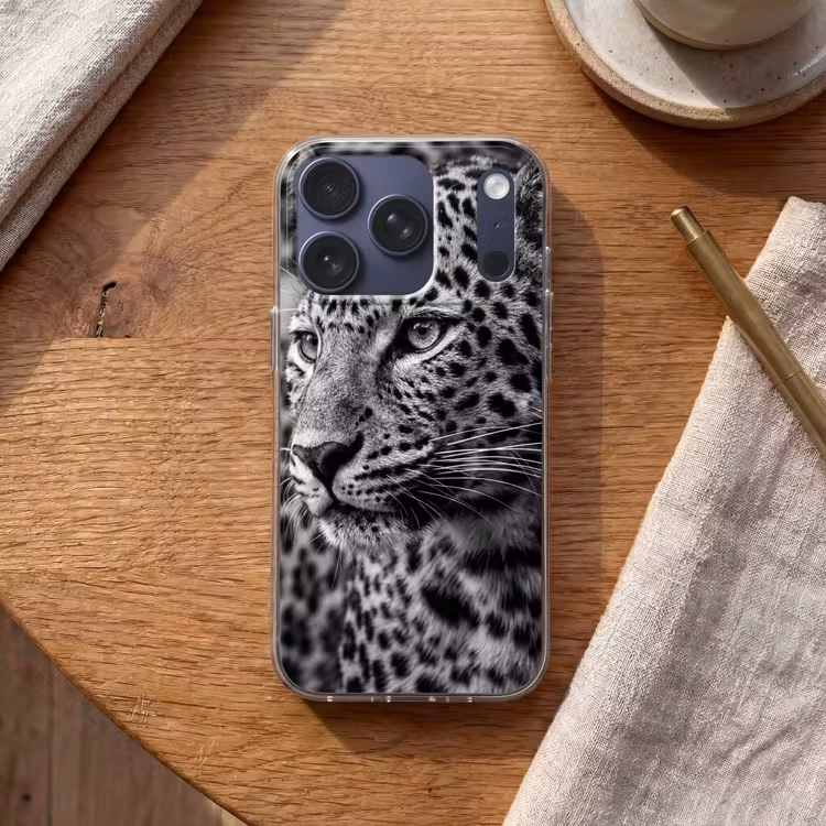 Luipaard - Zwart - Wit - Oog Telefoonhoesje iPhone 17 Pro klein -sfeer1
