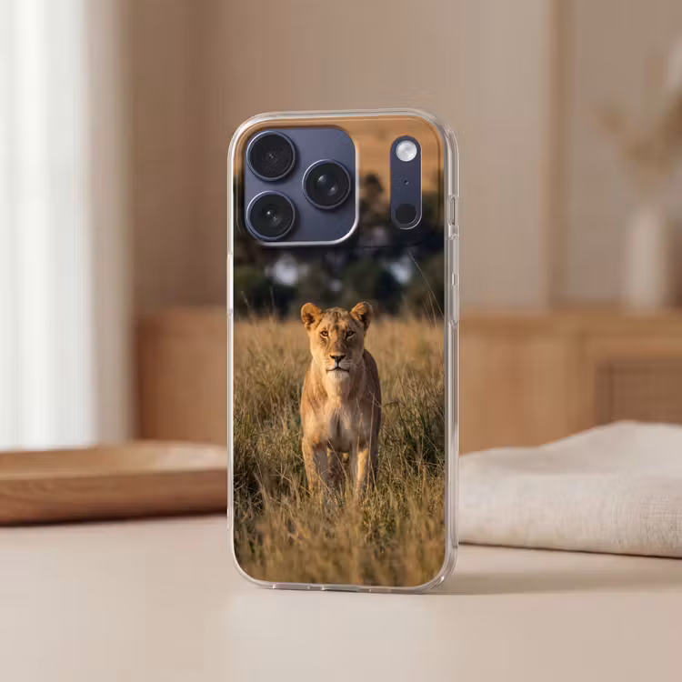 Leeuwin - Gras - Geel Telefoonhoesje iPhone 17 Pro klein -sfeer2